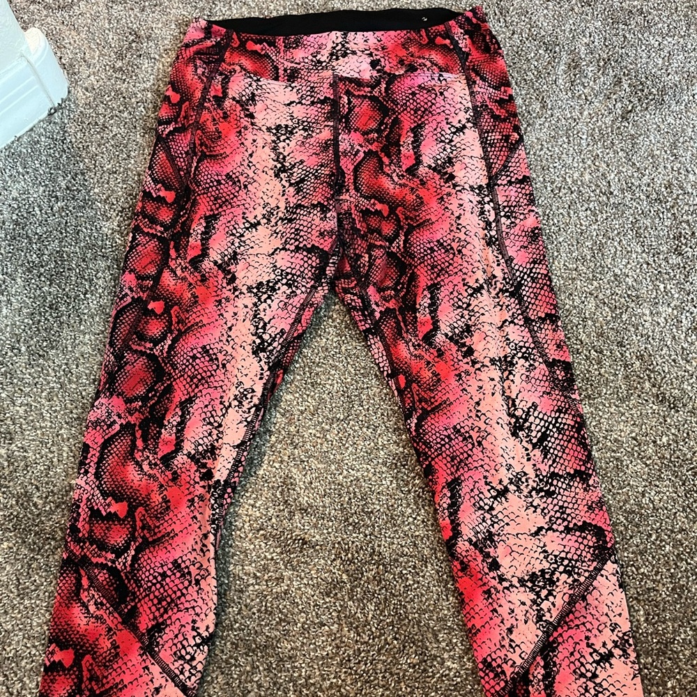 Great condition VS PINK 7/8 leggings. Size L